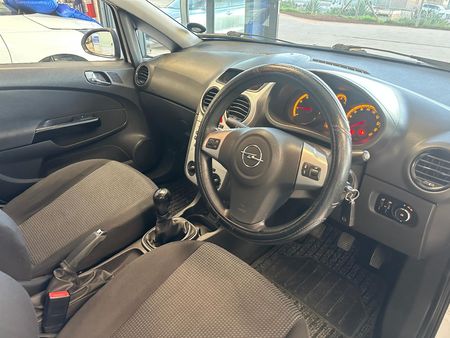 2012-Opel-Corsa-14-Essentia-5-dr_4