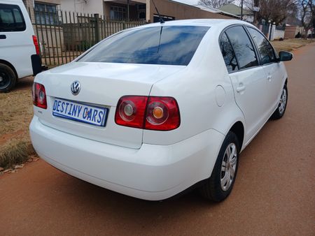 2017-Volkswagen-Polo-Vivo-GP-14-Trendline-5-dr_2
