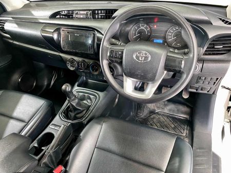 2025-Toyota-Hilux-24-GD-6-SR-4x4-Single-Cab_10