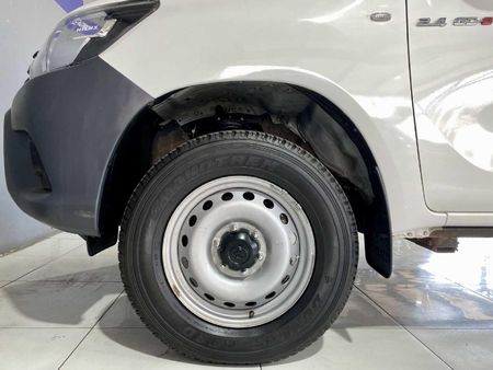 2025-Toyota-Hilux-24-GD-6-SR-4x4-Single-Cab_6