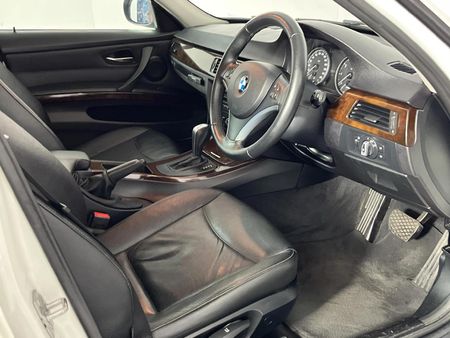 2011-BMW-3-Series-320i-Auto_9