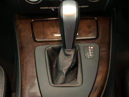 2011-BMW-3-Series-320i-Auto_10