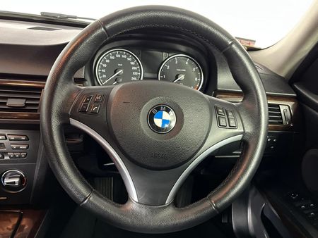 2011-BMW-3-Series-320i-Auto_12