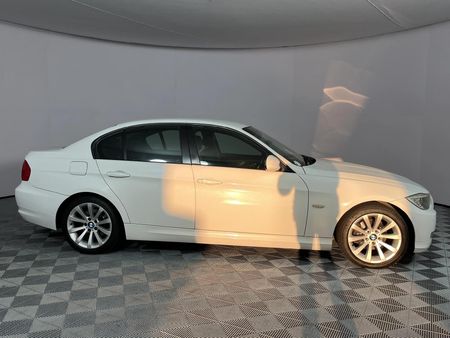 2011-BMW-3-Series-320i-Auto_17