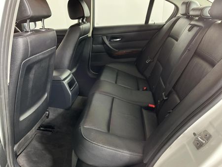 2011-BMW-3-Series-320i-Auto_3