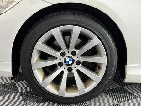 2011-BMW-3-Series-320i-Auto_4