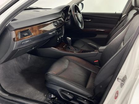 2011-BMW-3-Series-320i-Auto_8