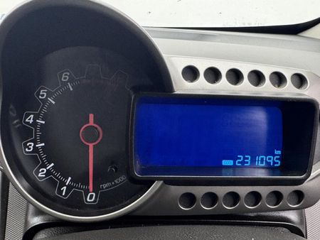 2016-Chevrolet-Sonic-16-LS_9