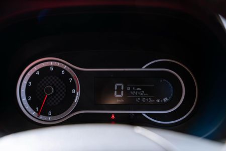 2022-Hyundai-Grand-i10-12-Fluid_10