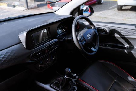 2022-Hyundai-Grand-i10-12-Fluid_11