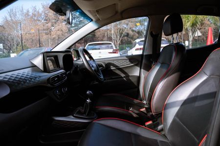 2022-Hyundai-Grand-i10-12-Fluid_14