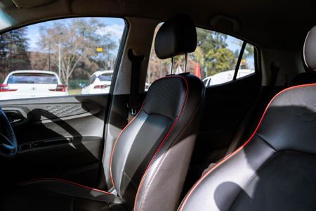 2022-Hyundai-Grand-i10-12-Fluid_15