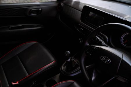 2022-Hyundai-Grand-i10-12-Fluid_17
