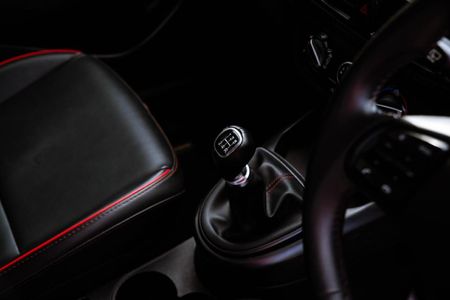 2022-Hyundai-Grand-i10-12-Fluid_18