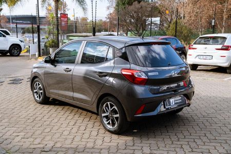 2022-Hyundai-Grand-i10-12-Fluid_4