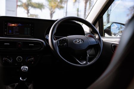 2022-Hyundai-Grand-i10-12-Fluid_6