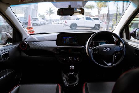 2022-Hyundai-Grand-i10-12-Fluid_8