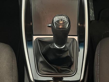 2013-Hyundai-Elantra-16-GLS-Premium_10