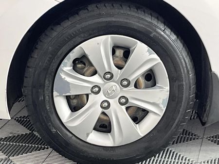 2013-Hyundai-Elantra-16-GLS-Premium_4
