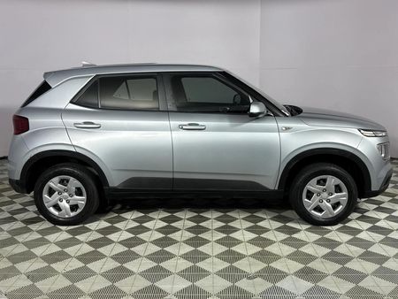 2022-Hyundai-Venue-12-Motion_16
