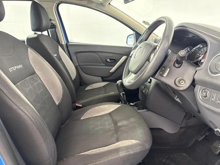 2015-Renault-Sandero-900T-Stepway_9
