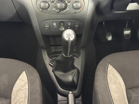 2015-Renault-Sandero-900T-Stepway_10