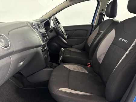 2015-Renault-Sandero-900T-Stepway_8