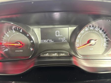 2014-Peugeot-208-12-VTi-Access-5-dr_2