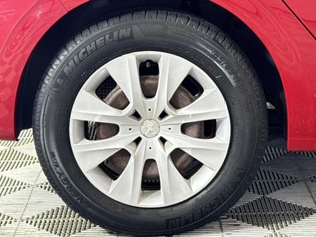 2014-Peugeot-208-12-VTi-Access-5-dr_7