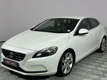 2014-Volvo-V40-D2-Excel_0