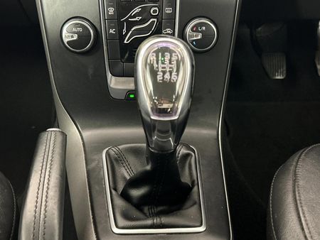 2014-Volvo-V40-D2-Excel_10