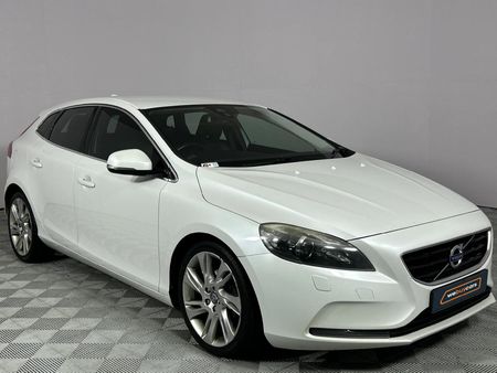 2014-Volvo-V40-D2-Excel_15