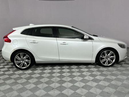 2014-Volvo-V40-D2-Excel_16