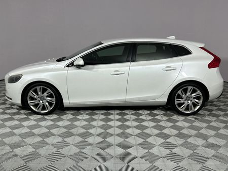 2014-Volvo-V40-D2-Excel_18