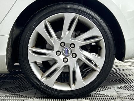 2014-Volvo-V40-D2-Excel_6