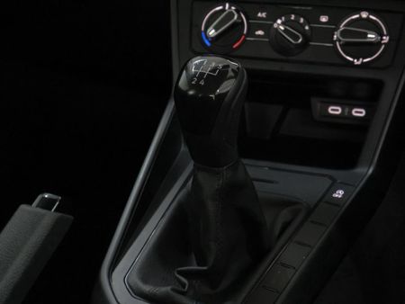 2025-Volkswagen-Polo-10-TSI_18