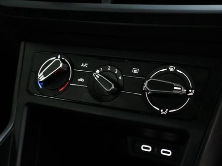 2025-Volkswagen-Polo-10-TSI_19