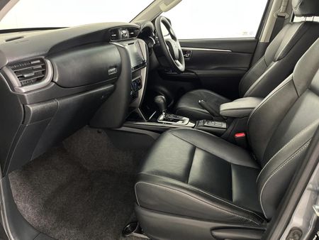 2025-Toyota-Fortuner-24-GD-6-RB-Auto_5