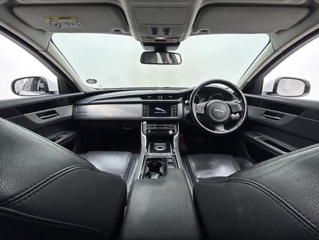 2017-Jaguar-XF-20-D-Prestige_10