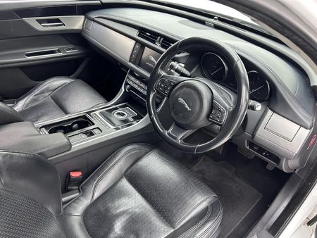 2017-Jaguar-XF-20-D-Prestige_14
