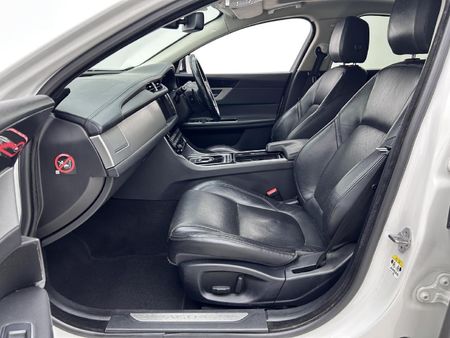 2017-Jaguar-XF-20-D-Prestige_6