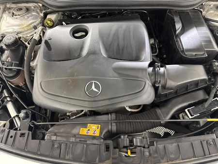 2020-Mercedes-Benz-GLA-200_12