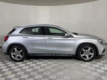 2020-Mercedes-Benz-GLA-200_16