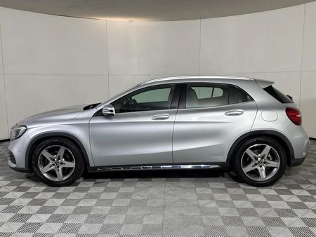 2020-Mercedes-Benz-GLA-200_18