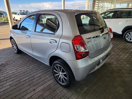 2016-Toyota-Etios-15-XS-5-dr_4