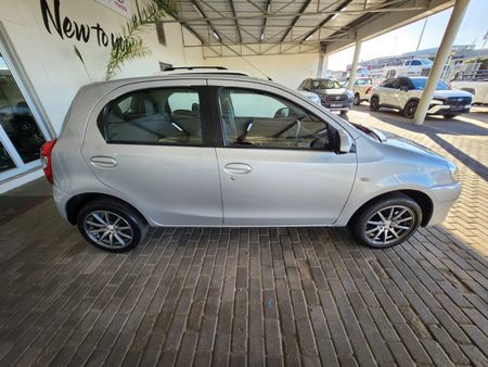 2016-Toyota-Etios-15-XS-5-dr_7