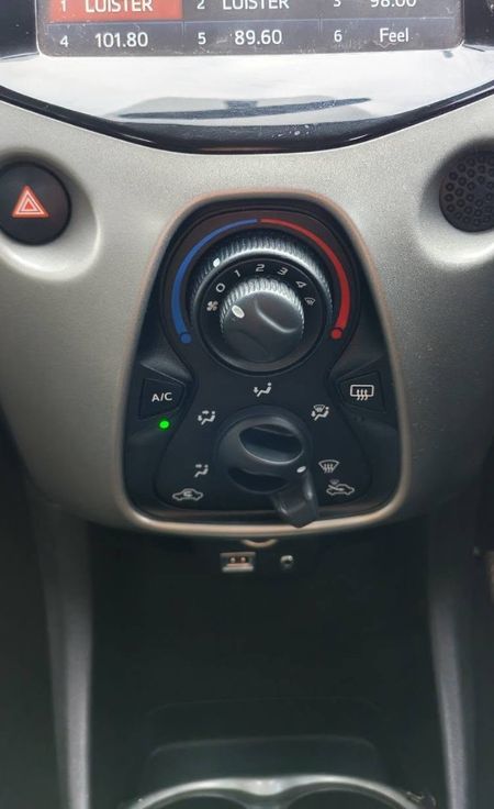 2016-Toyota-Aygo-10-X-Play-5-dr_9