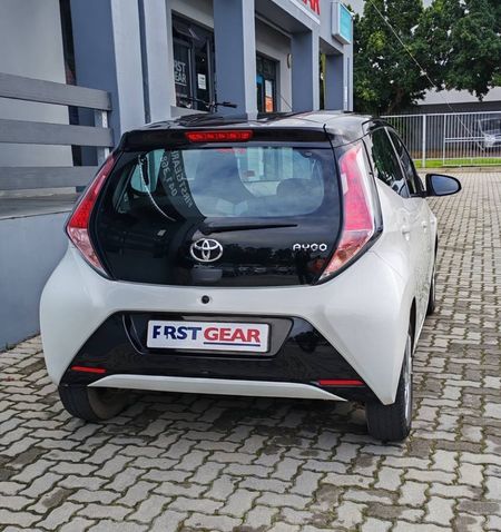 2016-Toyota-Aygo-10-X-Play-5-dr_5