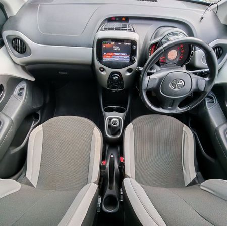 2016-Toyota-Aygo-10-X-Play-5-dr_8