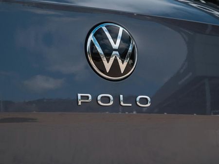 2022-Volkswagen-Polo-With-Panoramic-roof_11